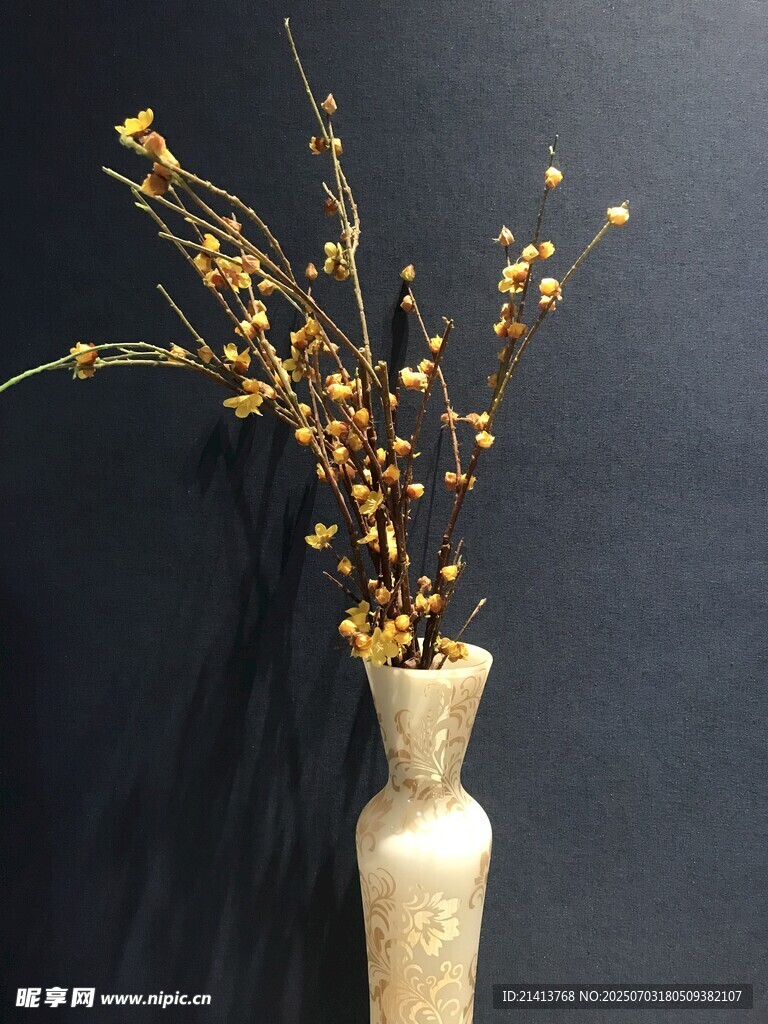 花瓶插枝金色小花