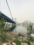 河畔藍(lán)橋與城市遠(yuǎn)景