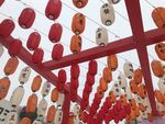 紅燈籠裝點(diǎn)的喜慶空間