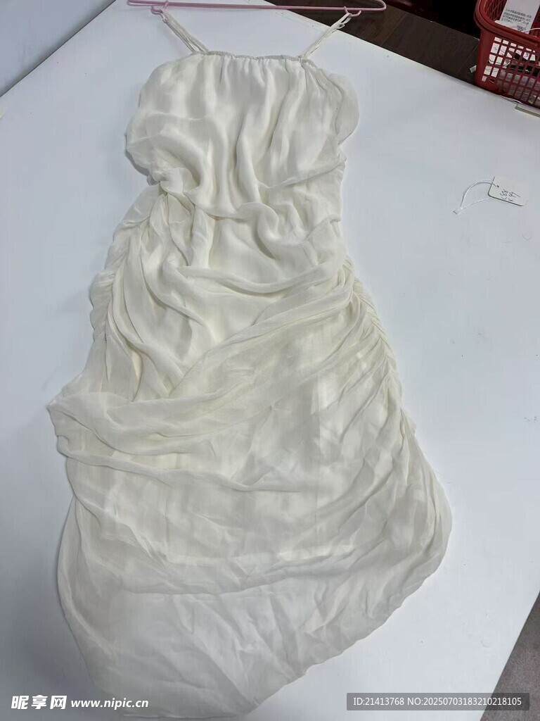 白色褶皺無(wú)袖衣物展示