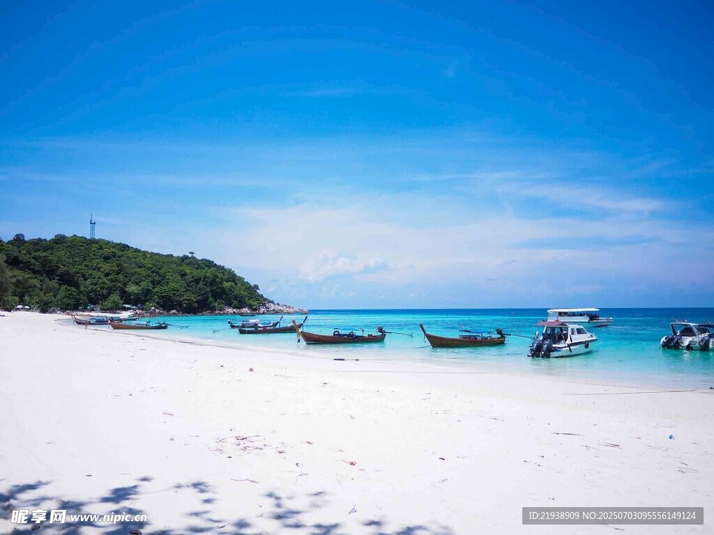美麗海灘與海上船只