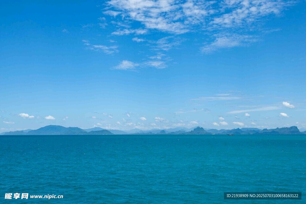 碧海藍(lán)天中的遠(yuǎn)方島嶼