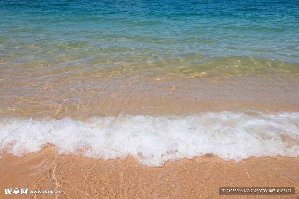 海浪輕拍沙灘的美麗景致