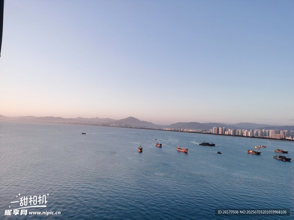 海邊日落時的寧靜海面