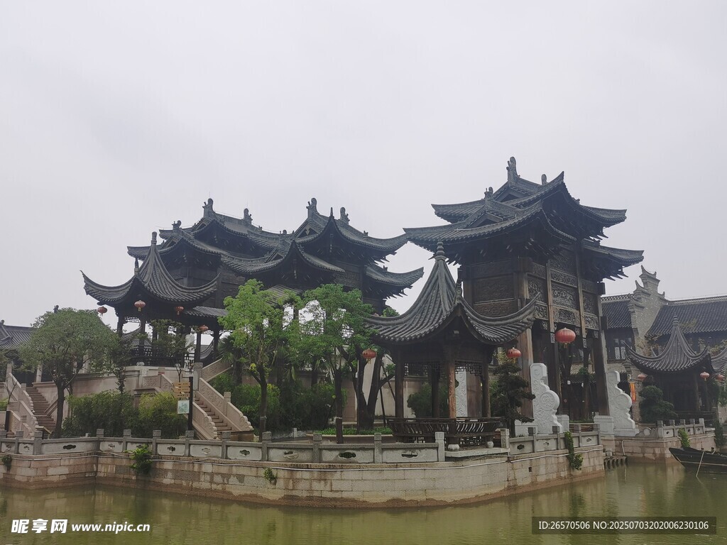 中式古典水邊樓閣景觀