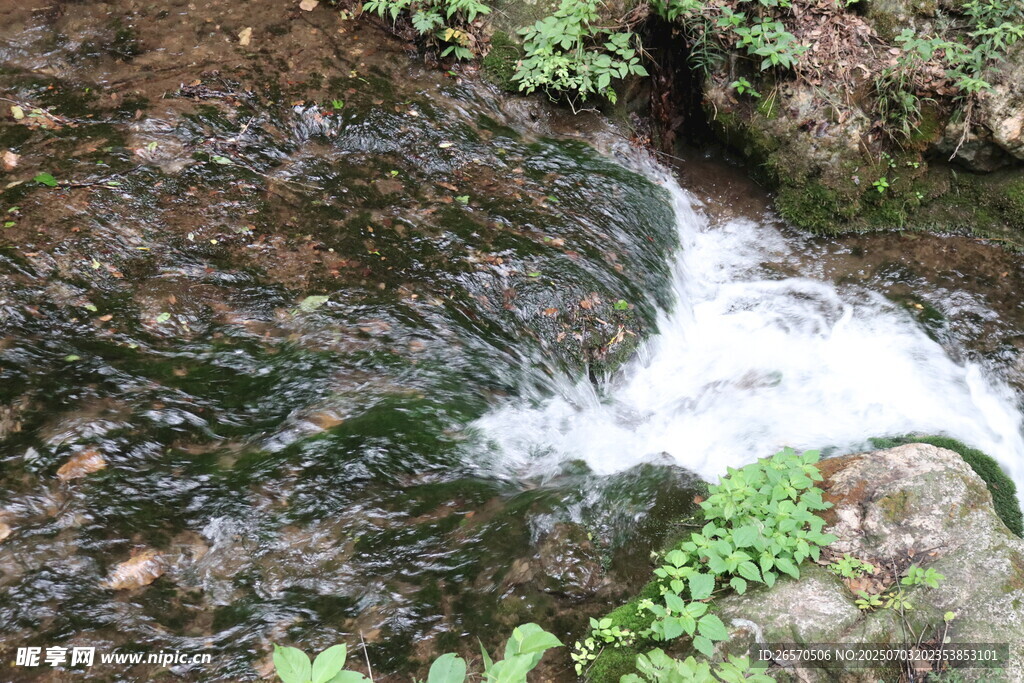 山間溪流潺潺