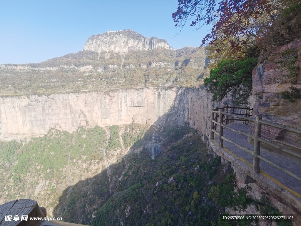 懸崖邊的險峻公路景觀