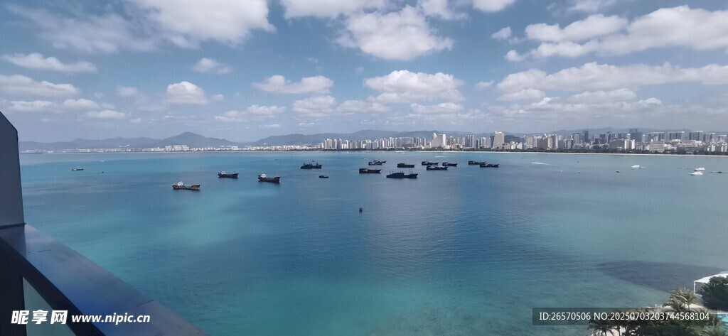 碧海藍(lán)天中的海上船只景觀