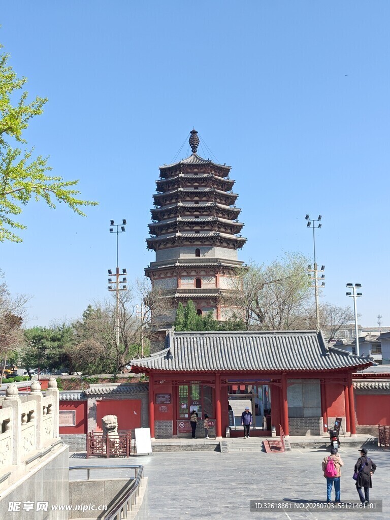 古塔前的游人及中式建筑