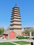 古樸寶塔矗立綠地間