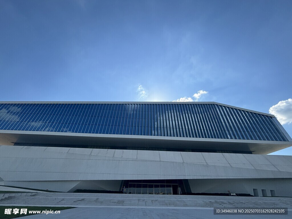 現代風格的宏偉建筑外觀