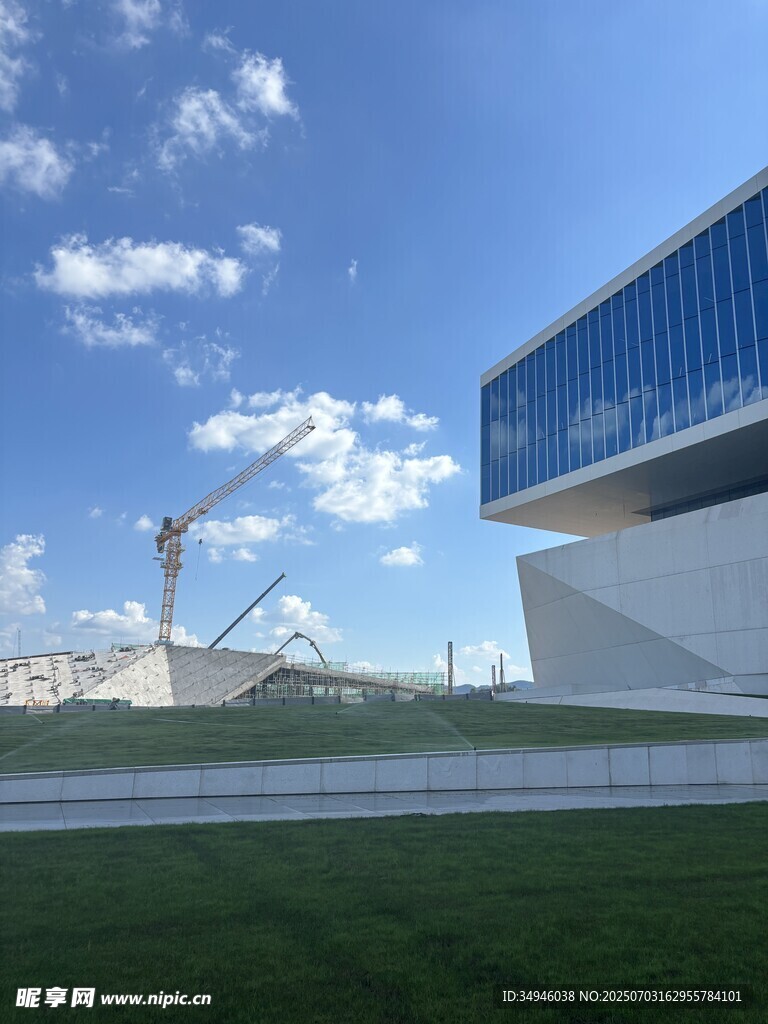 現代建筑與開闊綠地景觀