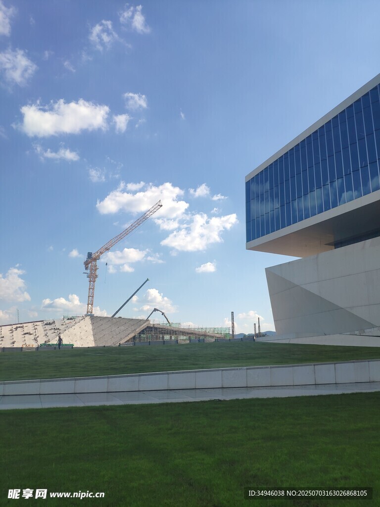 現(xiàn)代建筑與藍天綠地景觀