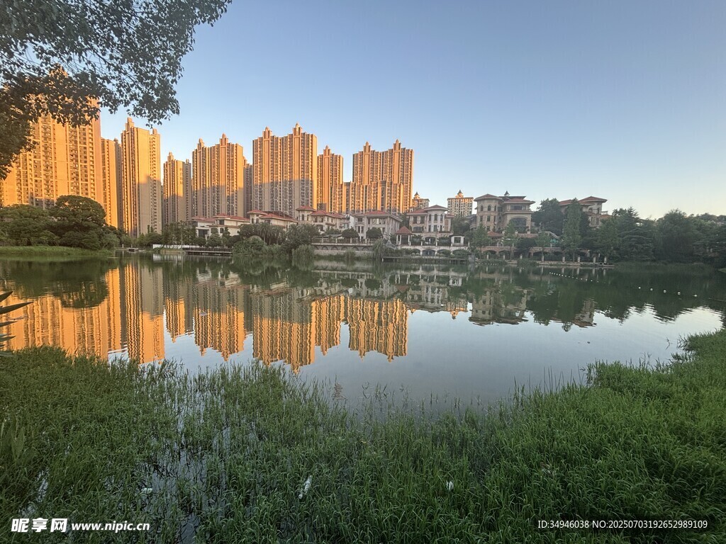 湖畔高樓映夕陽美景