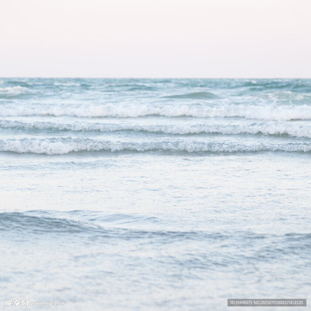 海浪輕涌的寧?kù)o海面