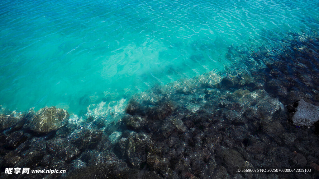 清澈海邊的礁石與海水