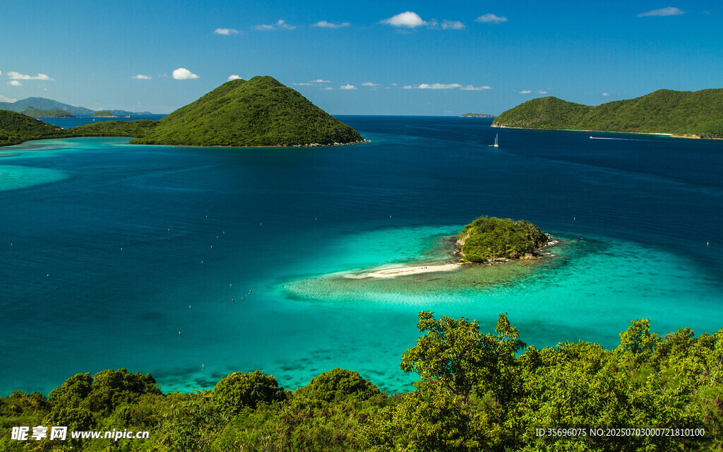 碧海環(huán)繞的美麗海島
