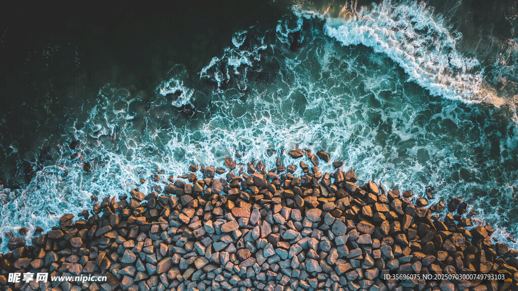 海浪拍打下的密集鵝卵石