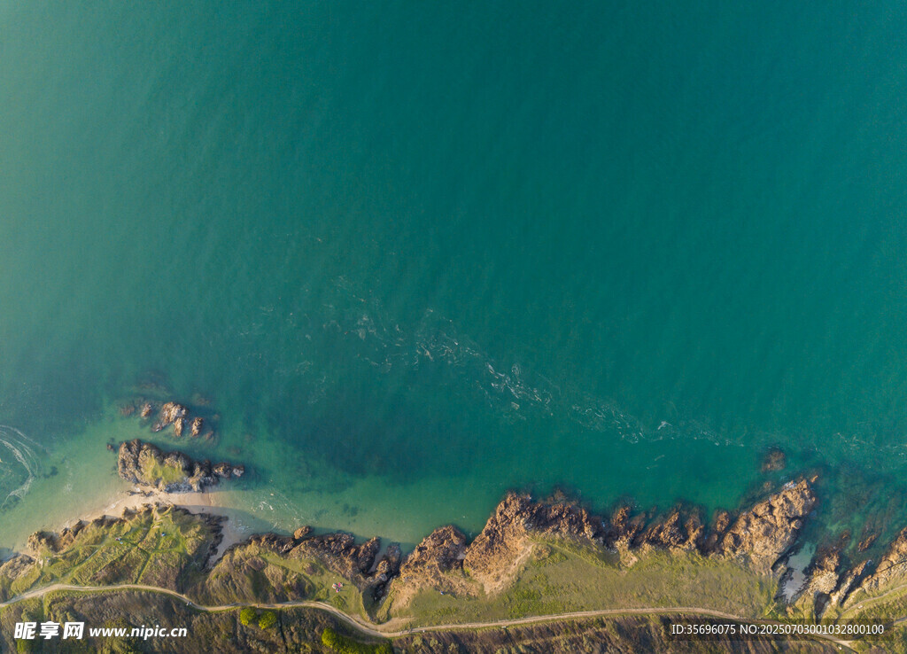 俯瞰碧海與嶙峋海岸