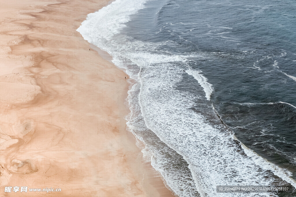 海邊沙灘與翻涌海浪
