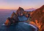 海邊壯麗巖石與遠(yuǎn)山美景