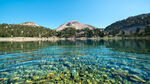 清澈湖水與遠處山巒美景