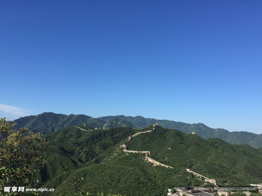 壯麗長城蜿蜒于青山之上