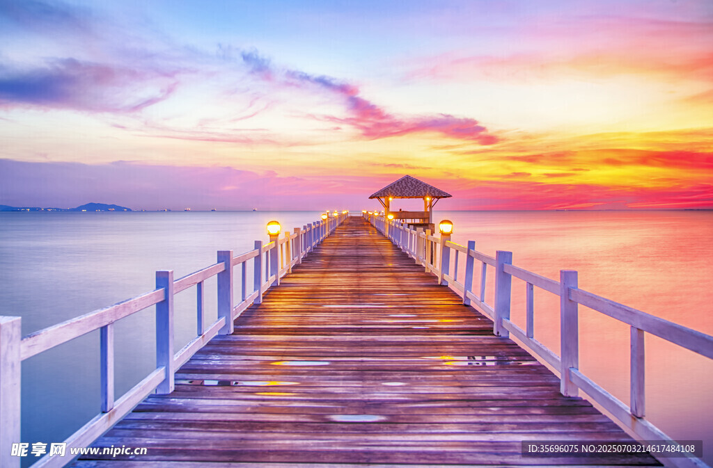 海邊棧橋日落美景