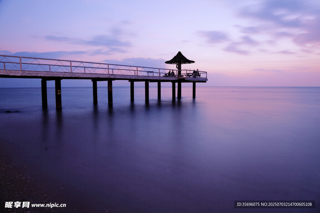 海邊棧橋日落美景