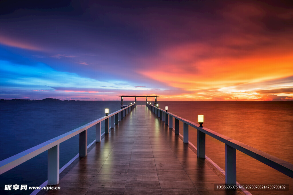 夕陽下的海邊棧橋美景