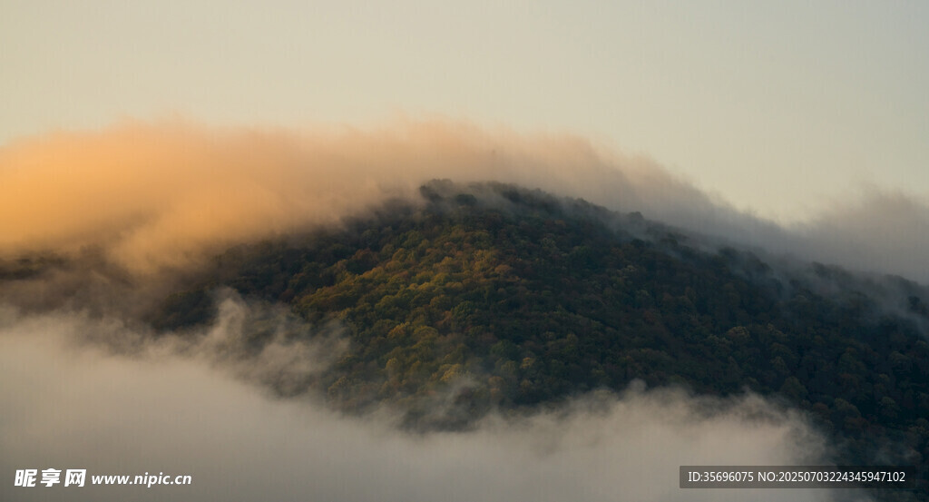 山間云海日出美景