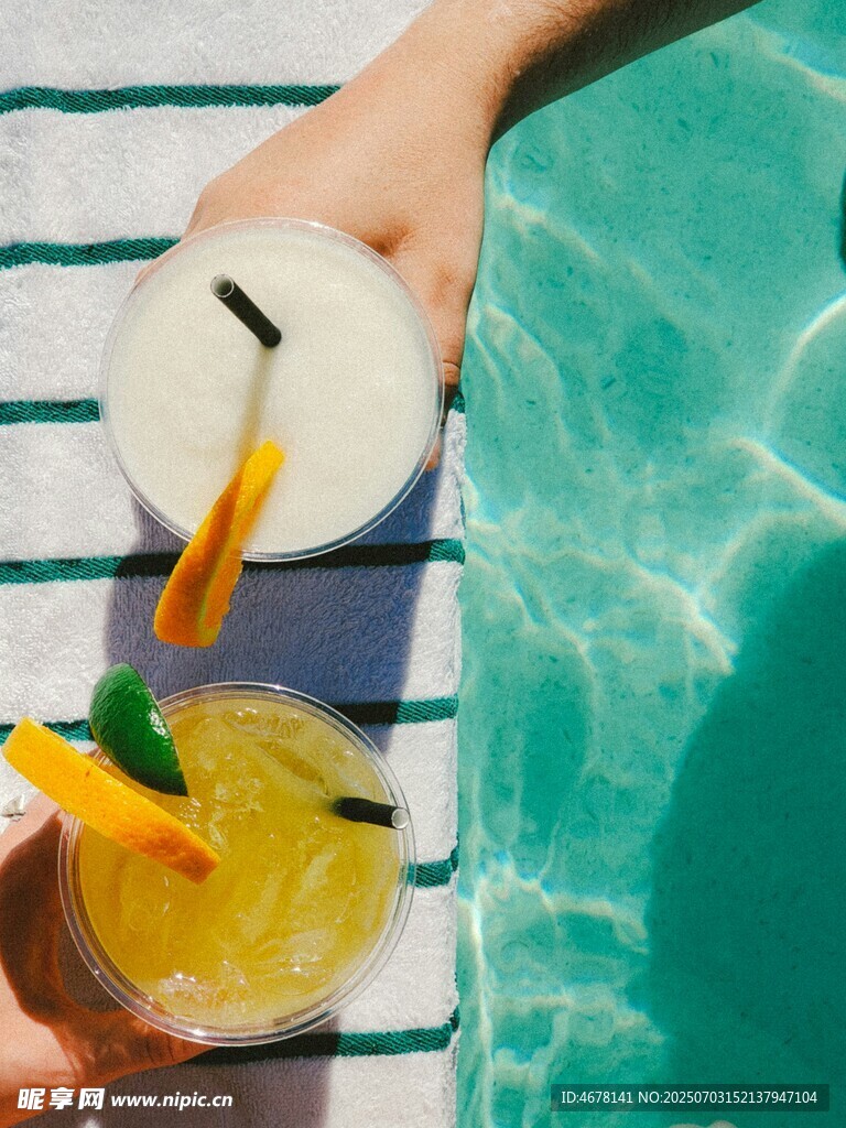 泳池邊的清爽飲品
