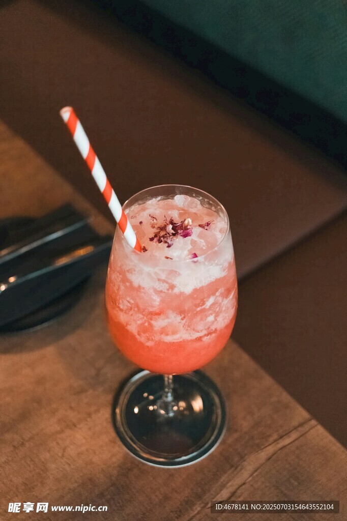 粉色冰飲視覺味覺雙重享受