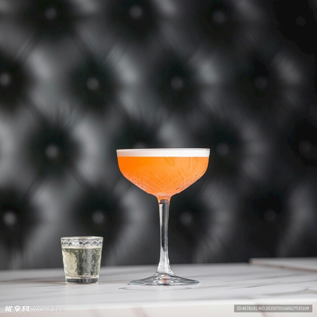 橙色雞尾酒與小杯