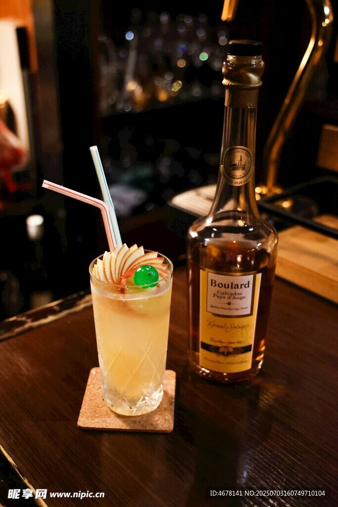 吧臺(tái)的特色雞尾酒與酒瓶