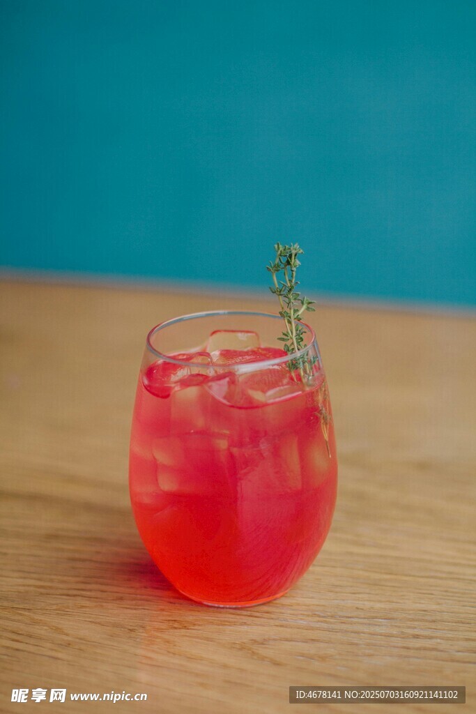 粉色冰飲清新夏日滋味
