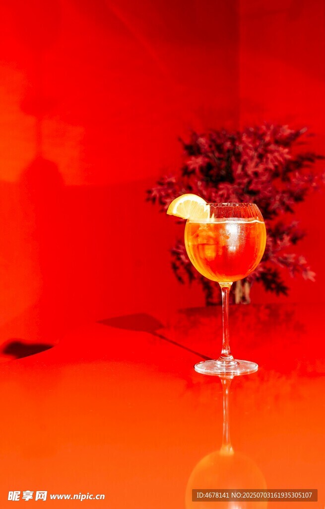 紅色背景下的精致雞尾酒