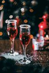 節(jié)日氛圍中的香檳酒杯