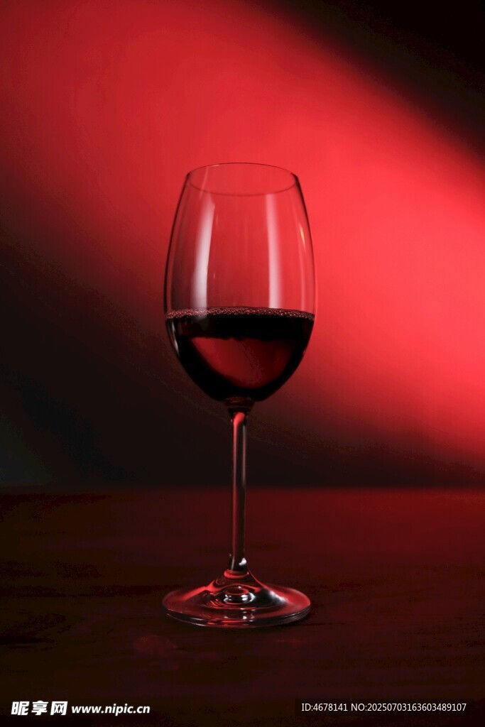 紅背景下的高腳紅酒杯