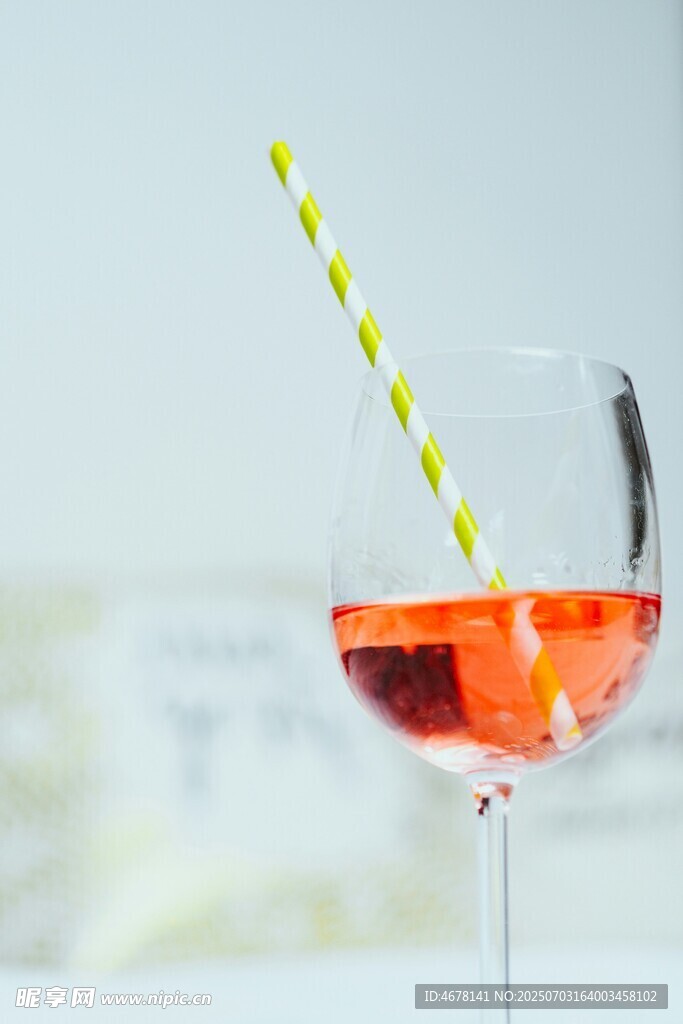 彩色條紋吸管配紅飲品