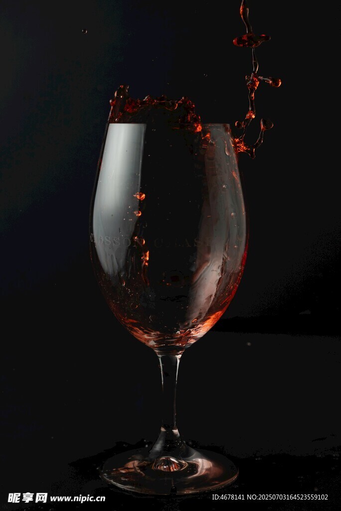 紅酒杯中濺起的紅色酒液