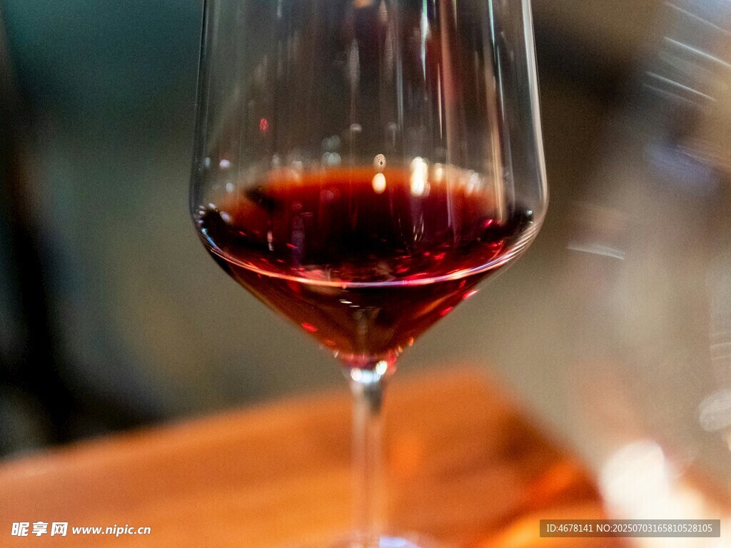高腳杯中的紅葡萄酒