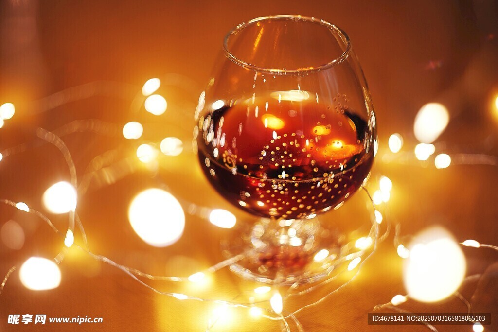 燈光下的紅酒杯
