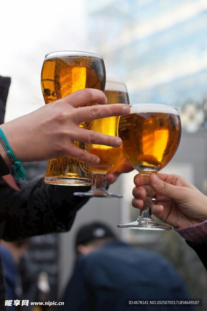 舉杯共飲啤酒歡樂(lè)時(shí)刻