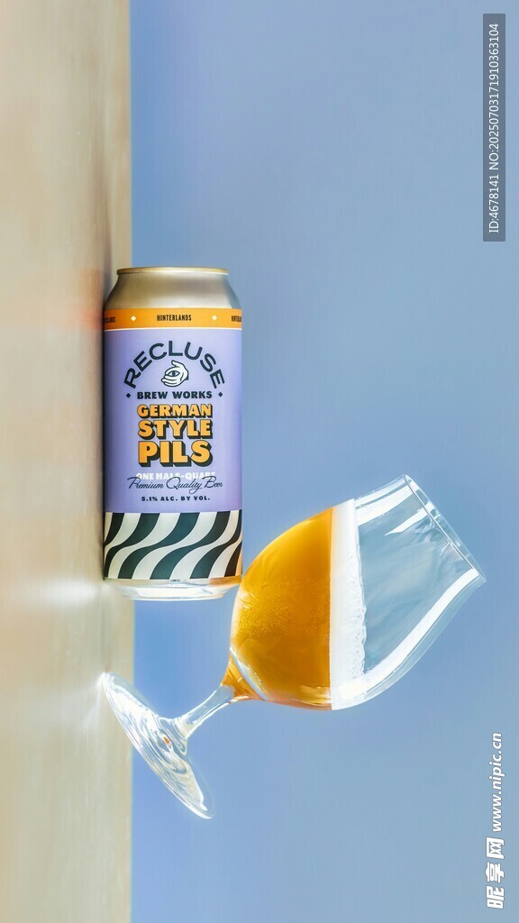 罐裝啤酒與倒酒玻璃杯