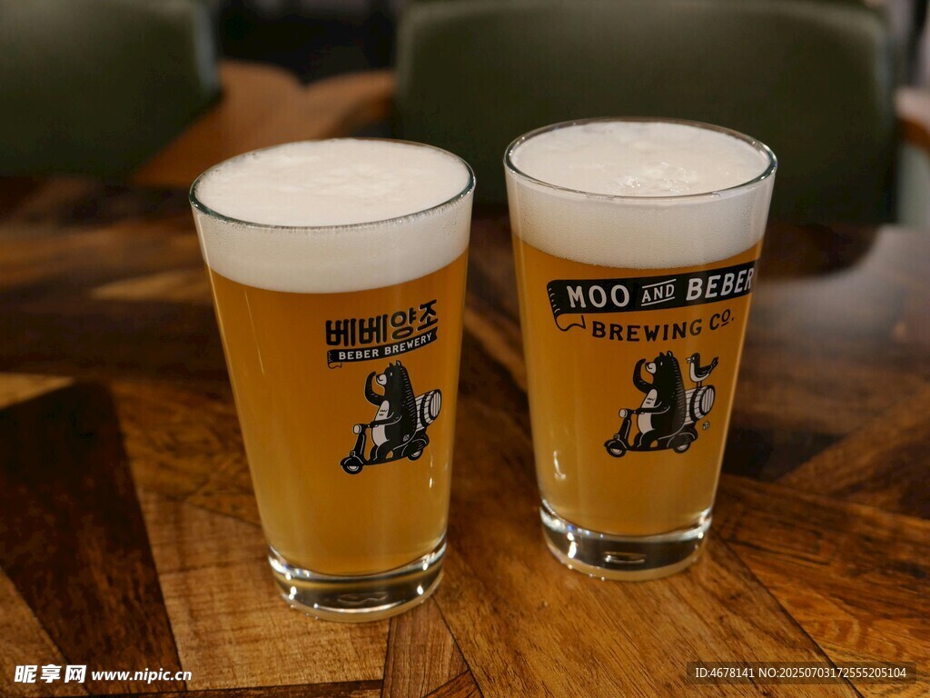 兩杯精釀啤酒置于木桌
