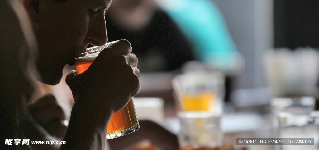 酒吧中舉杯飲酒的人