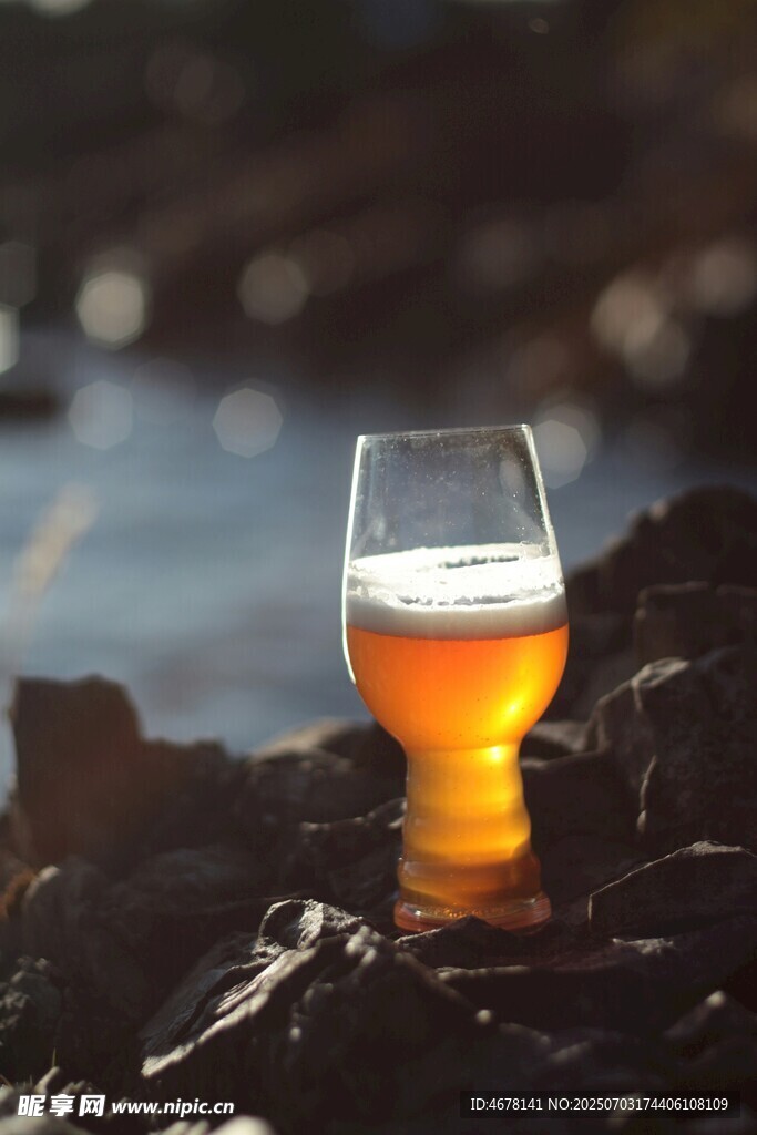 巖石上的啤酒杯