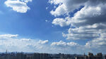 城市上空的藍(lán)天白云