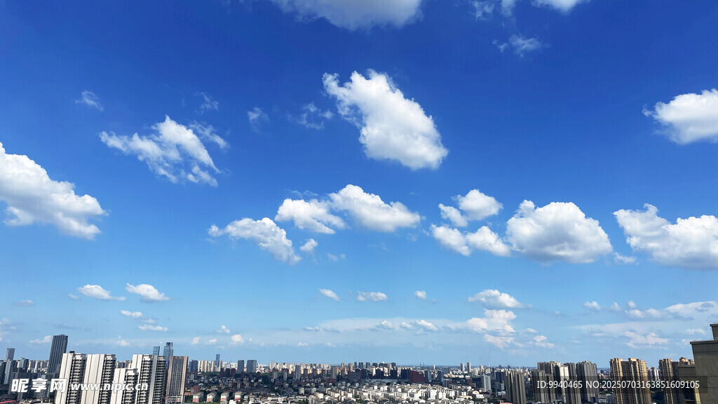 城市上空的藍天白云美景